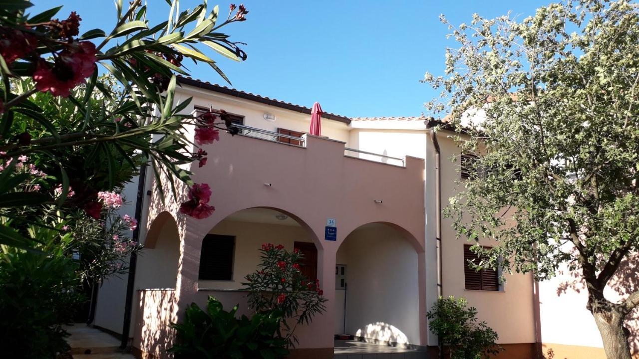 Apartmani Mia Ližnjan エクステリア 写真